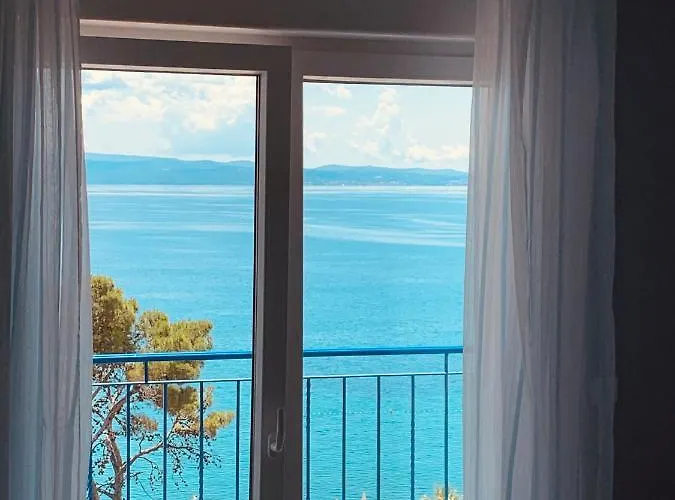Elu Iris Hotel 3*