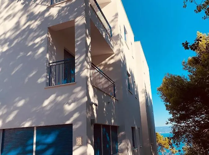 Elu Iris Hotel